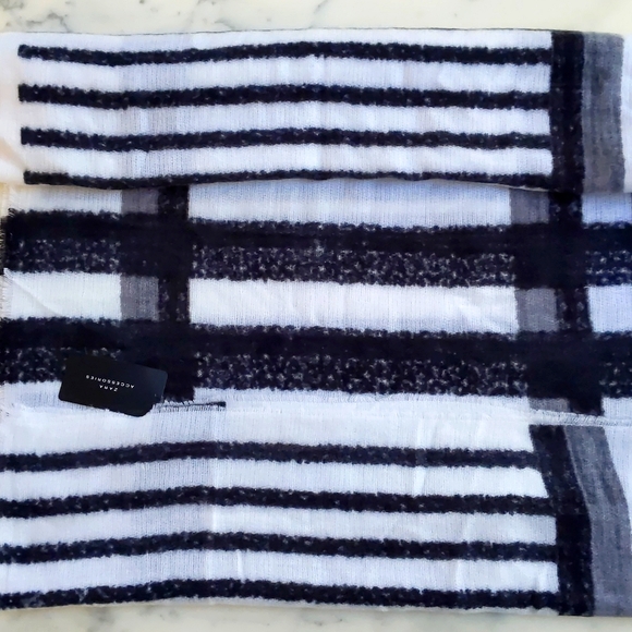 NWT. Zara Large black and white wrap/scarf with stripes. - Picture 2 of 4